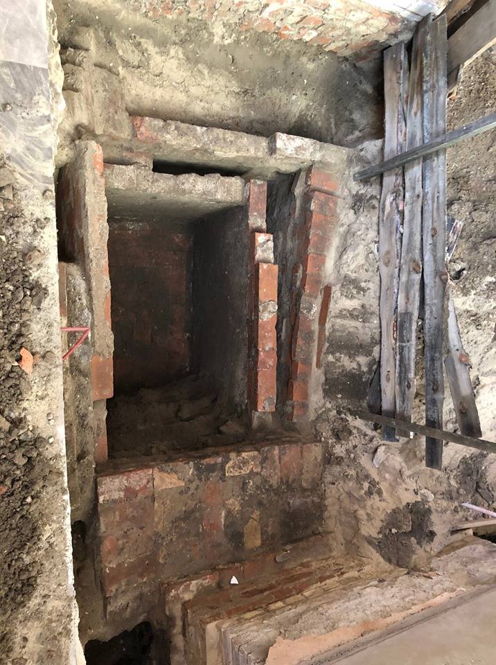Badacze sprawdzają wnętrze kaplicy templariuszy. Szukają krypt i wejścia do legendarnego tunelu.