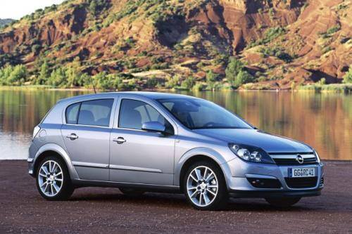 Fot. Opel: Podobnie wygląda sytuacja dla pojazdu klasy średniej, np. Opla Astry III Essentia. Dopłata do diesla 1.7 CDI w stosunku do benzynowego 1,4