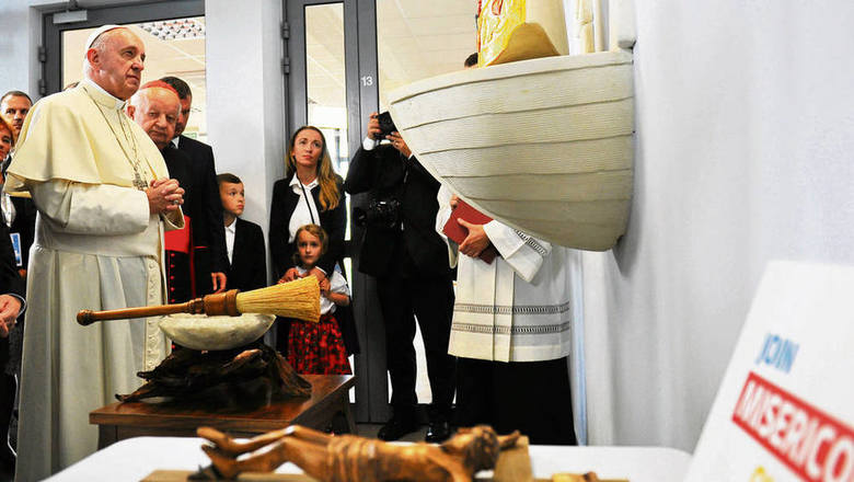 Podczas wizyty w Brzegach, Franciszek poświęcił Ośrodek Miłosierdzia i Dom Chleba