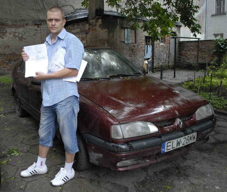 Paweł Chabrowski pokazuje dokumenty, że śledztwo trwało pięć dni roboczych. W tle samochód, którym od roku nie może jeździć.    