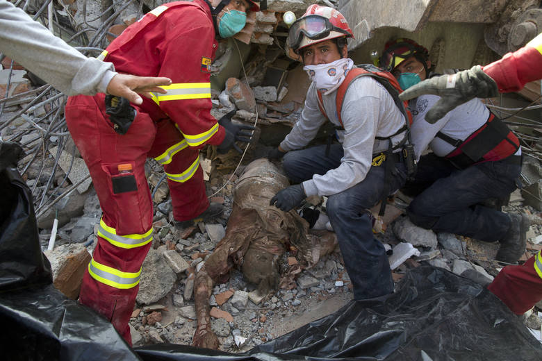 Trwa akcja ratunkowa i liczenie ofiar po trzęsieniu ziemi w Ekwadorze.