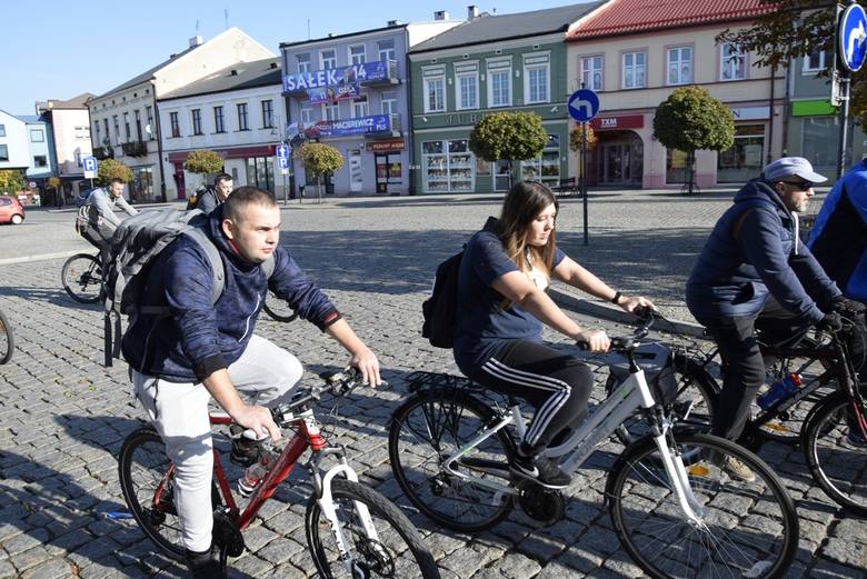 Z rynku w Skierniewicach ruszył XVIII Rajd Pieczonego Ziemniaka. Blisko 100 rowerzystów wybrało się w trasę o długości 28 kilometrów. Zakończenie rajdu zaplanowano w ośrodku Sosenka. Organizatorem rajdu jest skierniewicki oddział PTTK Szaniec.