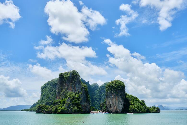 Wyspa Jamesa Bonda z jej niezwykłymi formacjami skalnymi, popularna atrakcja w zatoce Phang Nga.