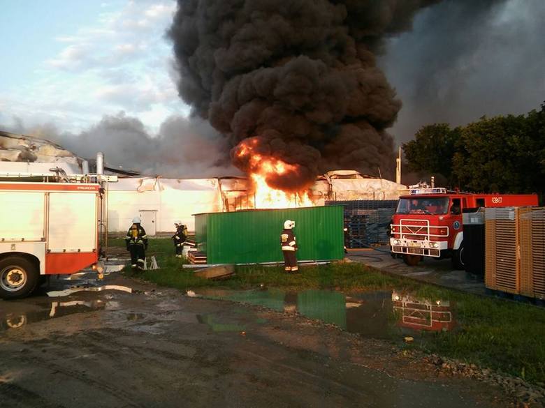 Na miejscu pożaru hali zjawiło się kilkanaście zastępów straży pożarnej