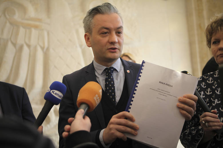 Podczas cotygodniowej konferencji prasowej w ratuszu , prezydent Słupska Robert Biedroń przedstawił wnioski płynące z opracowanej Białej Księgi dotyczącej budowy akwaparku. 