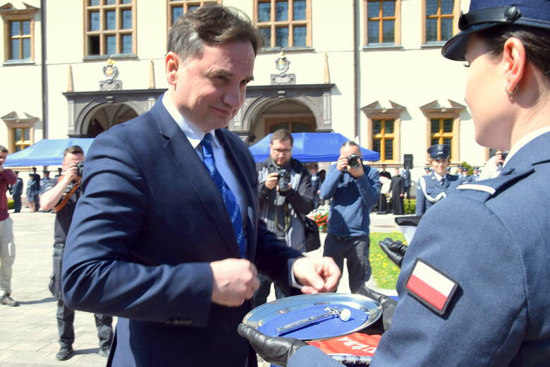 Areszt Śledczy w Kielcach otrzymał sztandar. Nadał mu go minister sprawiedliwości, Zbigniew Ziobro. Zobaczcie film i zdjęcia z uroczystości