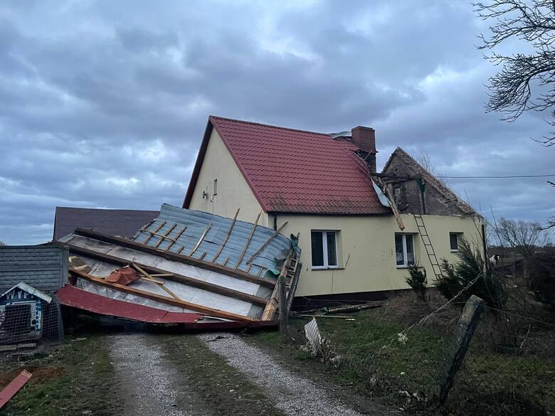 W Gorzowie przy ulicy półwiejskiej został zerwany dach z domu jednorodzinnego oraz zawalony wjazd na posesję. Na szczęście nikt nie ucierpiał.