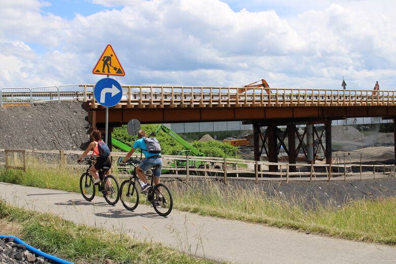 Trwa rozbiórka starego mostu nad Wisłą na DW 781 w Jankowicach