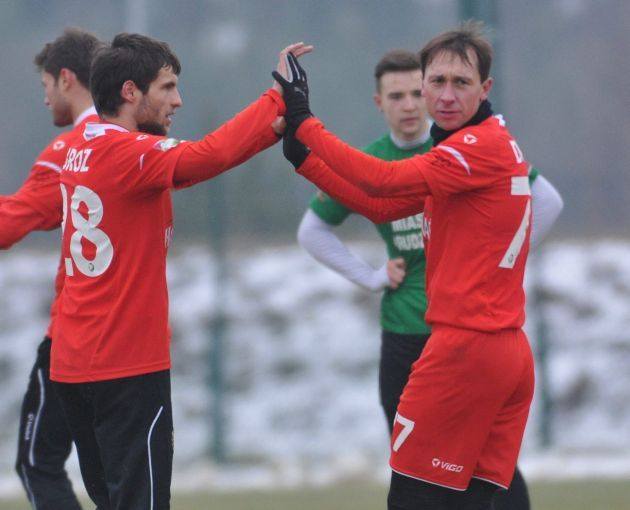 Sebastian Dudek przyjmuje gratulacje od Łukasza Brozia po zdobyciu bardzo ładnego gola