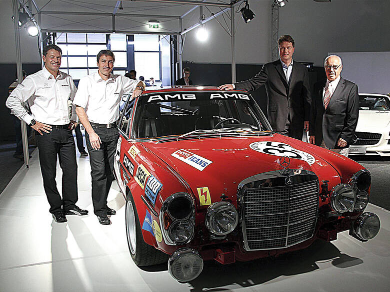 Zwycięzca z belgijskiego Spa, Mercedes 300 SEL 6.8. Starszy pan po prawejto jeden z założycieli AMG, „zbuntowany inżynier” Hans-Werner Aufrecht Fot: