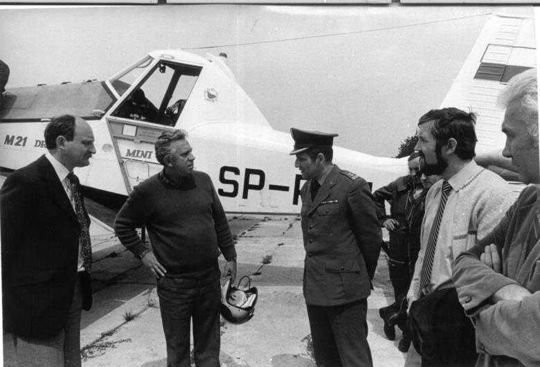 Tadeusz Pakuła, drugi z lewej, przy samolocie M-21 Mini Dromader