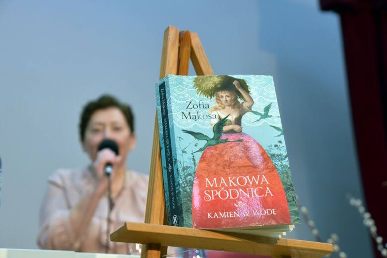 W zielonogórskiej bibliotece odbyła się promocja najnowszego cyklu powieściowego Zofii Mąkosy. Spotkanie prowadziła dr Joanna Kapica-Curzytek.