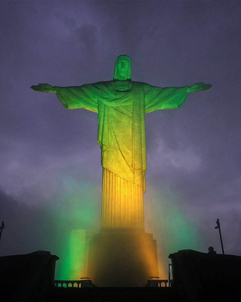 Pomnik Chrystusa w Rio de Janeiro został podświetlony w kolorach brazylijskiej flagi, jako hołd dla Pelego