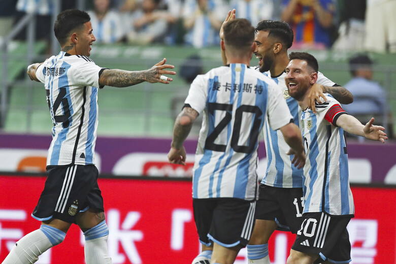 Lionel Messi przyjmuje gratulacje partnerów z reprezentacji Argentny po zdobyciu swojej najszybszej bramki w karierze