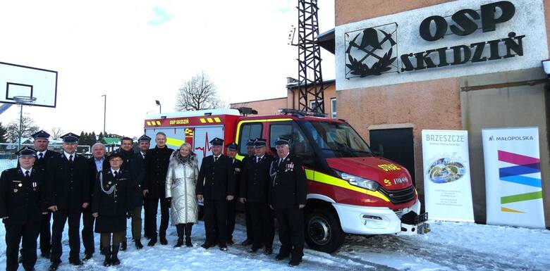 W przekazaniu samochodu strażakom z OSP Skidziń udział wzięli przedstawiciele władz województwa małopolskiego i gminy Brzeszcze