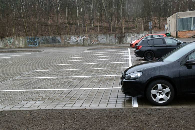 Nowe miejsca parkingowe w kampusie A uniwersytetu Zielonogórskiego przy ulicy Prof. Szafrana