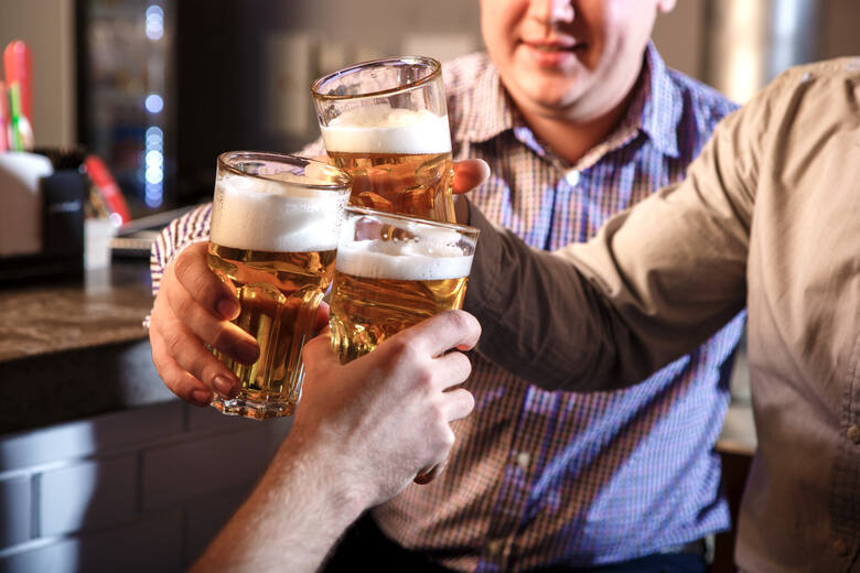 Każda ilość alkoholu działa toksycznie na organizm. Etanol i jego metabolity uszkadzają komórki mięśnia sercowego.