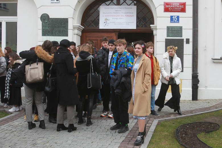 Protest licealistów z I LO w Rzeszowie: Będą nam dyktować, jak mamy się ubierać? 