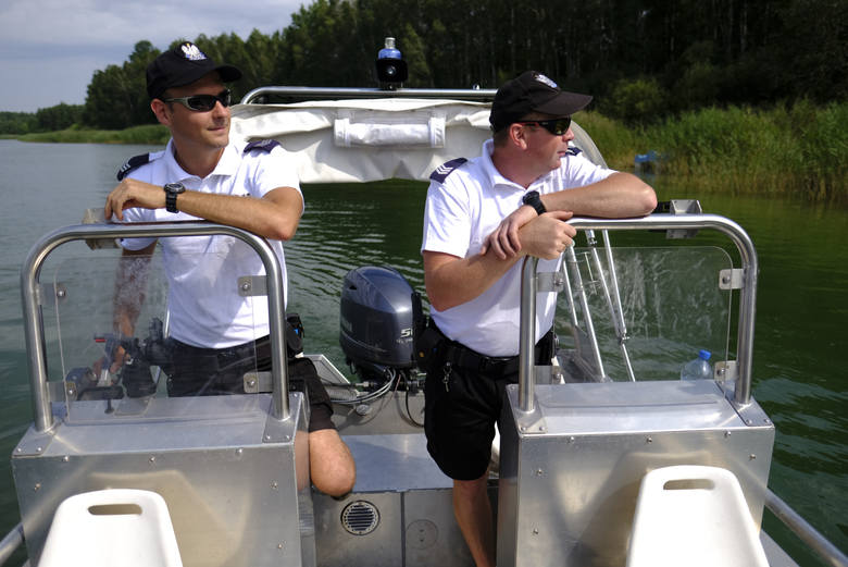 Patrole wodne organizowane są tam, gdzie możliwe jest wodowanie łodzi. Na innych akwenach policjanci pieszo patrolują nadbrzeża.