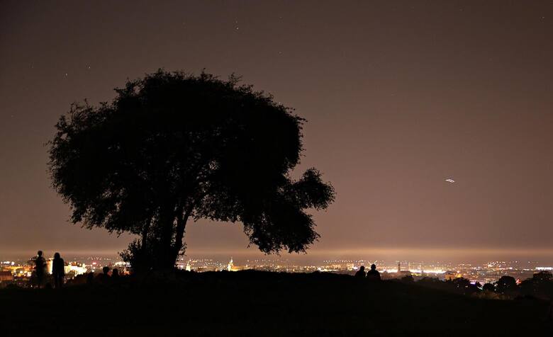 W miastach obserwacja nocnego nieba jest trudna lub wręcz niemożliwa. Wszystko przez tzw. zanieczyszczenie świetlne. Sztuczne światła miast tworzą na