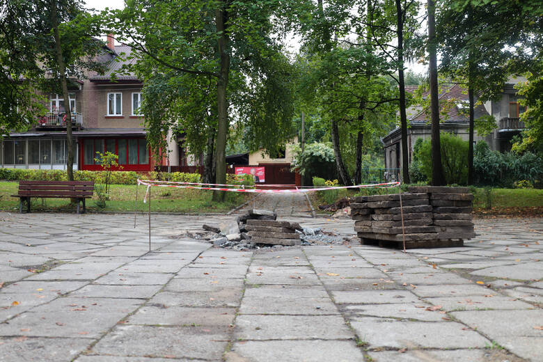 Rozbiórka pomnika „Poległym za utrwalanie władzy ludowej 1944-1974" w Olkuszu