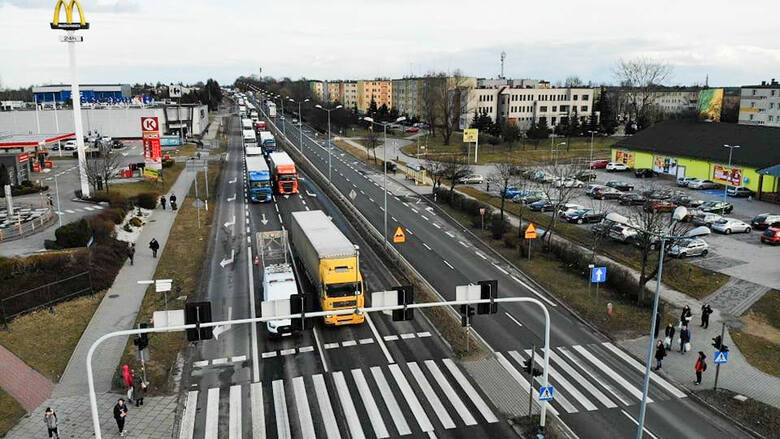 Ogromny korek na DK 94 w Olkuszu - w lutym 2022 wyłączono jeden pas ruchu na olkuskiej "krajówce". Spowodowało to powstanie około dwukilometrowego