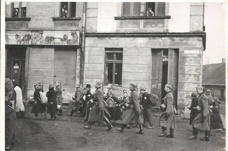 Kolejne deportacje zostały przeprowadzone od 2 do 7 kwietnia. Niemcy wywieźli wówczas do Będzina i Sosnowca ponad 5 tysięcy osób