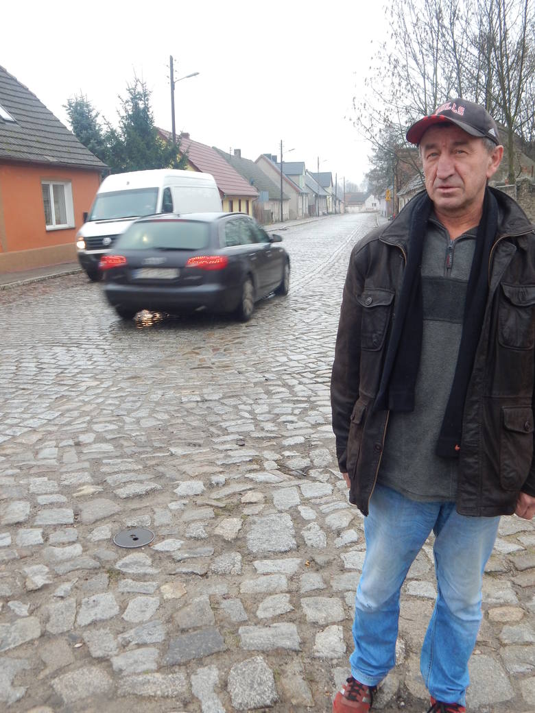 Kostkę w Bobrowicach pokryje asfalt. Jedni się cieszą, inni nie