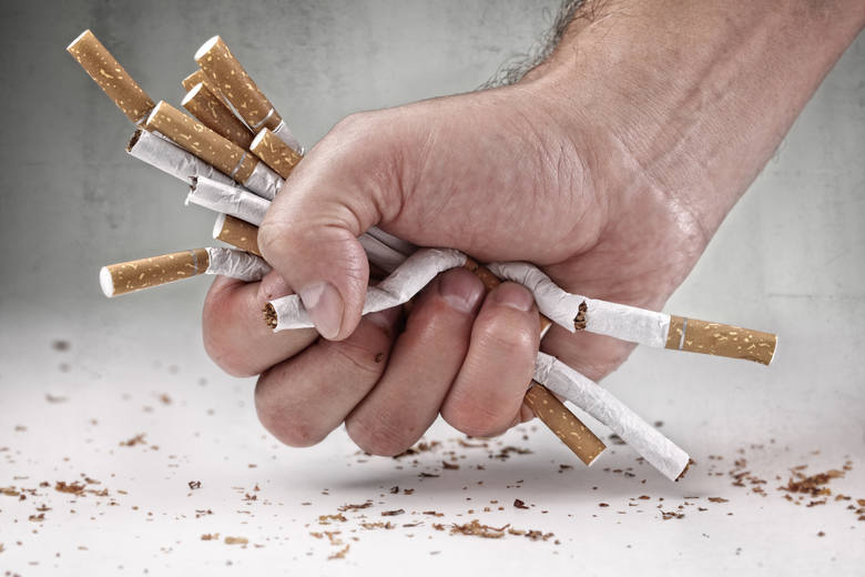 Ryzyko zachorowania na raka zwiększają m.in. palenie papierosów i nadużywanie alkoholu
