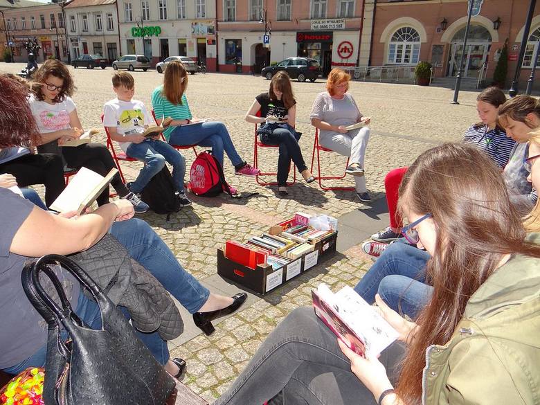Gimnazjaliści czytali w Rynku w Skierniewicach [ZDJĘCIA]