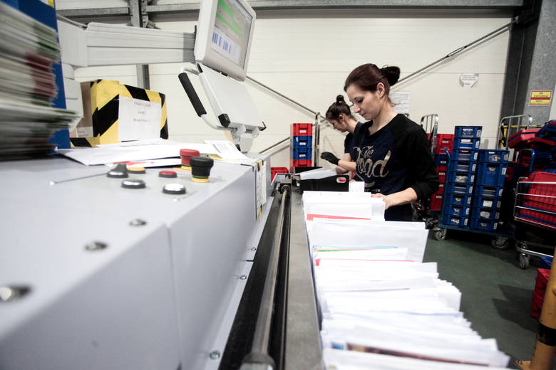 Maszyna sortuje aż 45 tys. listów i kartek na godzinę. Na taśmie układają je pracownice WER-u.