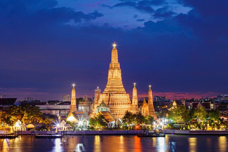Tajska Świątynia Świtu oświetlona nocą 