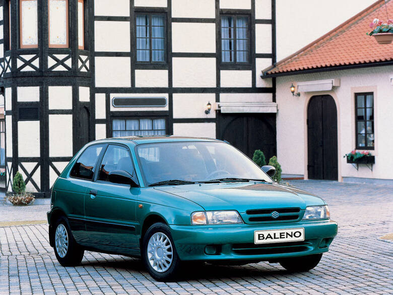Suzuki BalenoBaleno zadebiutowało w 1995 roku. Oferowane w trzech wersjach nadwoziowych znalazło sobie kawałek rynku. W Polsce sprzedawano sedana i kombi,