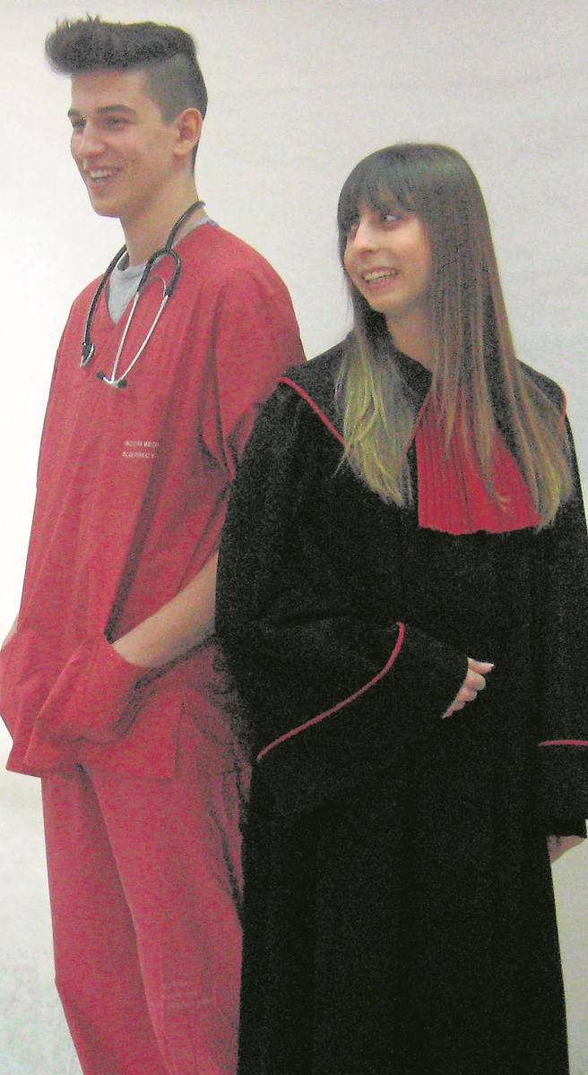Marika Iwańczak oraz Maciej Jeziorski z kl. I LO wcielili się w rolę prokuratora i lekarza.
