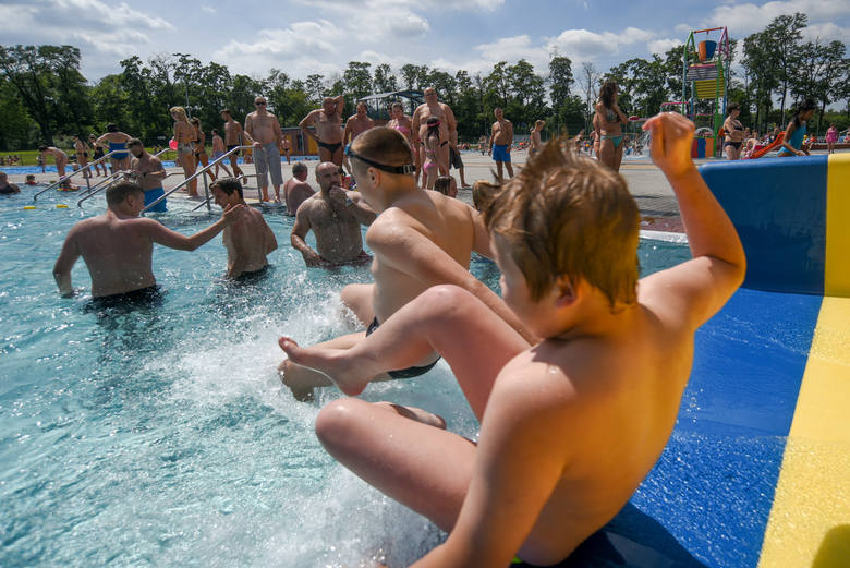 Rozpoczęcie sezonu kąpielowego na Śląsku: baseny, zjeżdżalnie i gejzery wodne czekają!