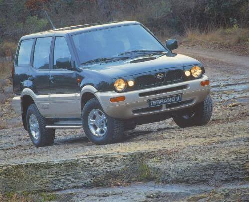 Fot. Nissan: W roku 1996 model poddano face liftingowi. Wersję tę wyróżniają  m.in. okrągłe reflektory.