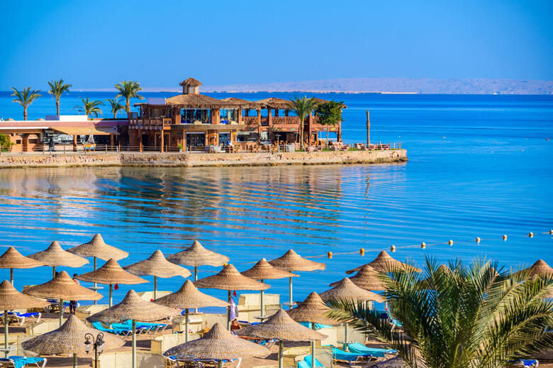 Hurghada to najbardziej znany z egipskich kurortów. Jest tu wszystko: czyste niebo, przejrzysta woda, słońce, piasek, dobrze rozwinięta turystyczna