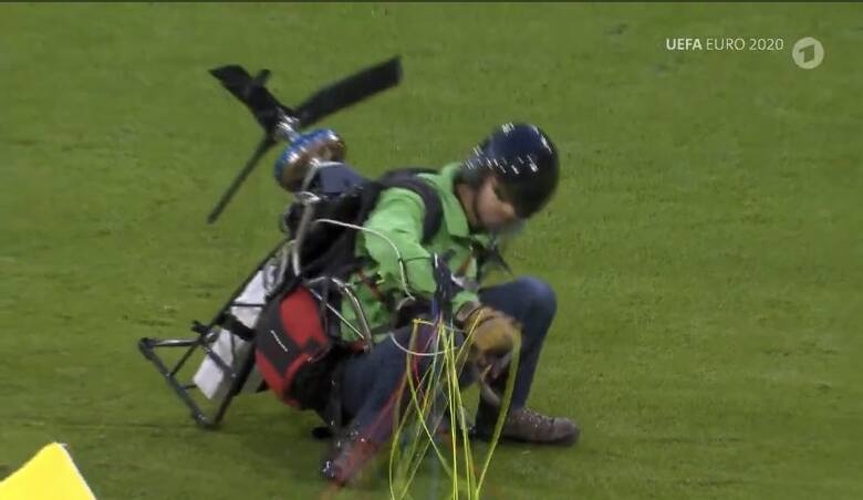 Euro 2020. Aktywista wylądował paralotnią na murawie. O krok od tragedii przed meczem Francja - Niemcy w Monachium