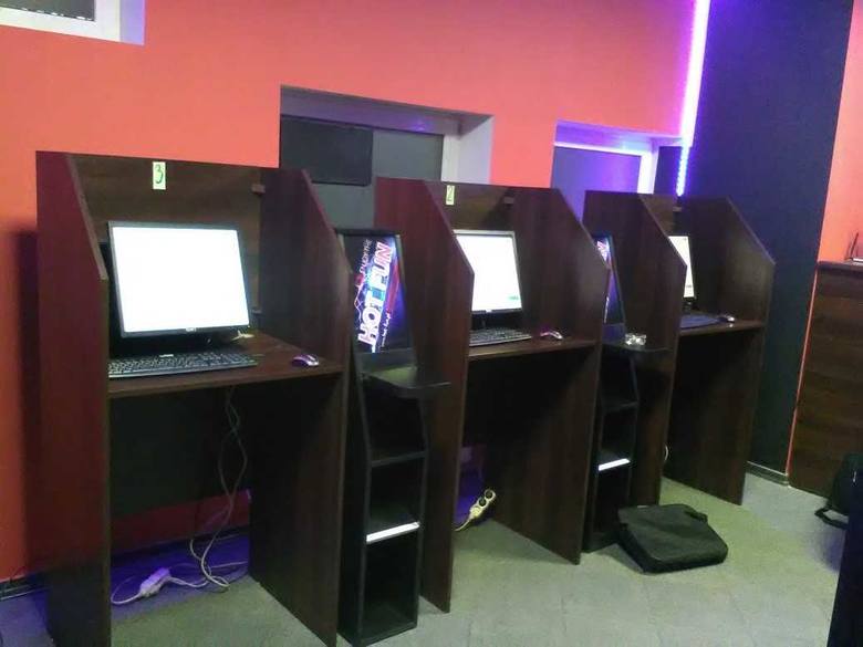 Hazard w sklepie komputerowym w Łowiczu. Właścicielowi grozi więzienie i 600 tys. zł kary