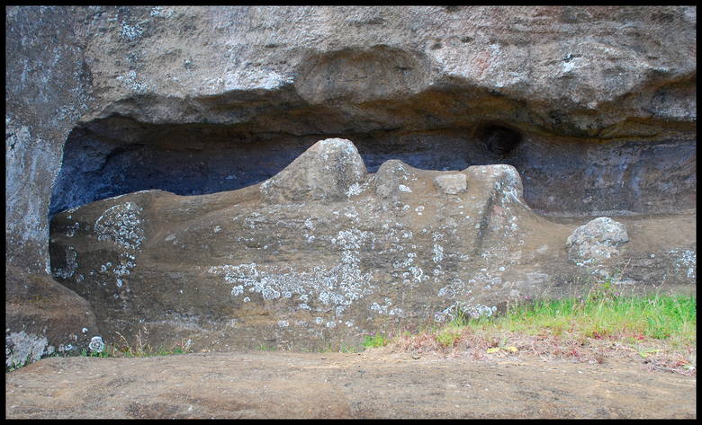 Kamieniołom w pobliżu wulkanu Rano Raraku, gdzie wykuwane były posągi moai. Ten, największy ze wszystkich, nigdy nie został ukończony