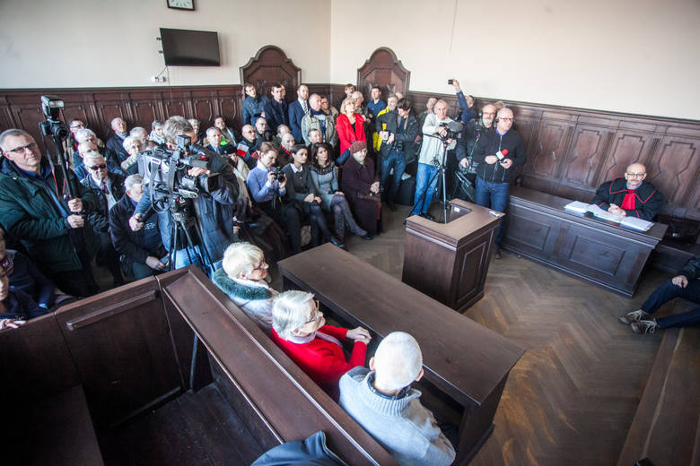 Spośród pięciu uniewinnionych żyje dwóch, w tym Józef Borowski  (pierwszy z lewej). - Decyzja sądu bardzo by męża ucieszyła - powiedziała nam Marta Gulcz, wdowa po Tadeuszu Gulczy (druga z lewej). Po prawej dr Marek Szymaniak z IPN, którego sąd powołał na świadka.