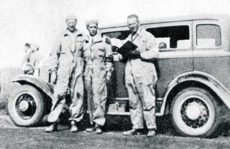 Załoga: Witold Rychter (z lewej) i Jerzy Wędrychowski oraz komisarz Eugeniusz Olechnowicz i ich Hudson Super Eight podczas Rajdu Automobilklubu Polski