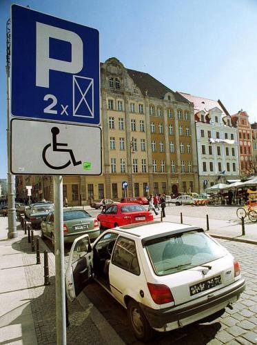 Fot. Tomasz Gola: Miejsca parkingowe dla inwalidów wyznaczają władze miasta. Nie zawsze jednak korzystają z nich niepełnosprwani.
