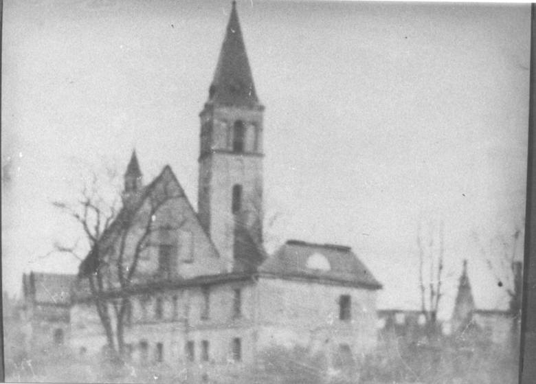 Józef Krzysztowczyk przyjechał do Olesna w marcu 1945. r. <br /> - Był wtedy chyba pierwszą i jedyną osobą, która robiła zdjęcia zniszczonego miasta - mówi Jacek Stanisławczyk.