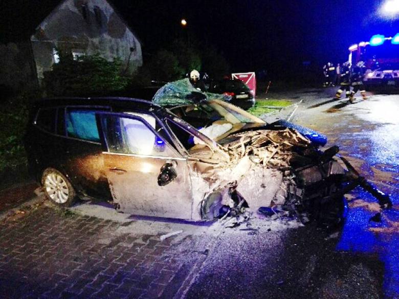 Jedna osoba zginęła, a 8 zostało rannych w zderzeniu dwóch samochodów osobowych w Drozdowie (gmina Darłowo). <br /> <br /> W Drozdowie przy zjeździe do Jarosławca zderzyły się dwa samochody, Opel i Audi. W jednym z pojazdów podróżowali turyści z Polski. <br /> <br /> - Ze wstępnych ustaleń...