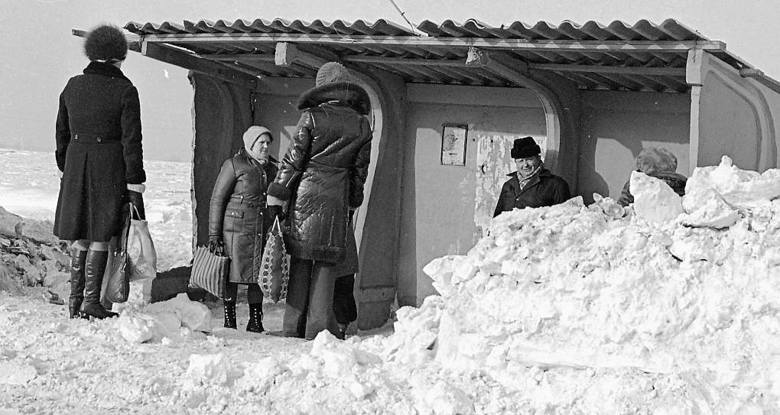 Pasażerowie czekają na autobus na wsi w czasie tzw. zimy stulecia
