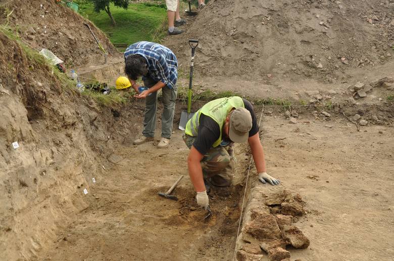 Archeologom udało się ustalić, że w miejscu zamku murowanego istniała wcześniej krzyżacka warownia drewniano-ziemna