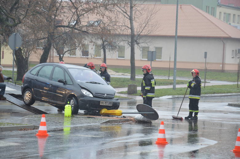 Wypadek w Łowiczu. Zignorowała znak "stop" i doprowadziła do zderzenia [ZDJĘCIA]