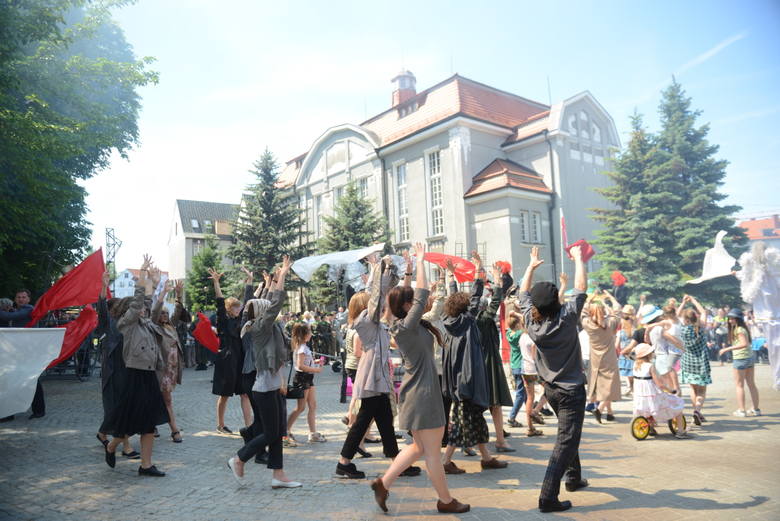 W niedzielę, 28 maja, mieszkańcy miasta mogli zobaczyć widowisko plenerowe „Ulice wolności”, przygotowane przez Lubuski Teatr. Spektakl przedstawiono w 57. rocznicę Wydarzeń Zielonogórskich.