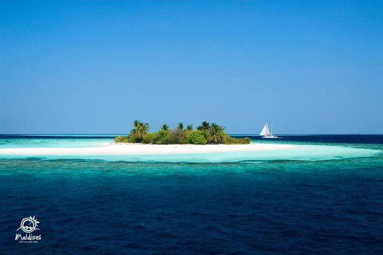 Rajskie wyspy, gdzie plaże świecą na niebiesko. Poznaj dwa oblicza Malediwów